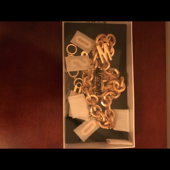 MOSCHINO CHAIN BELT. ONE SIZE . - Picture 2 of 3